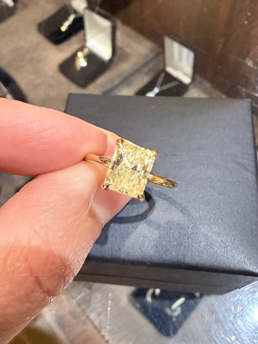 Gold Solitaire with very light Yellow Diamond - Women's Ring - Picture 3 of 8